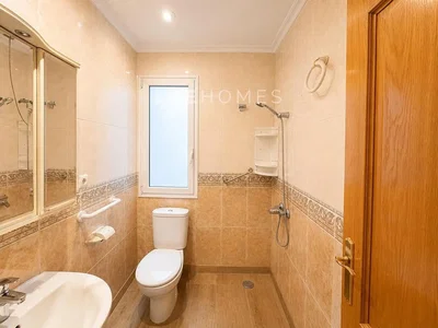 Toilette; fliesenboden, tageslicht
