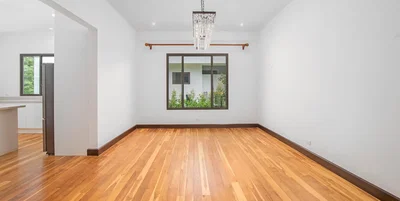Wohnzimmer; holzboden, tageslicht