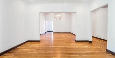 Wohnzimmer; holzboden, tageslicht