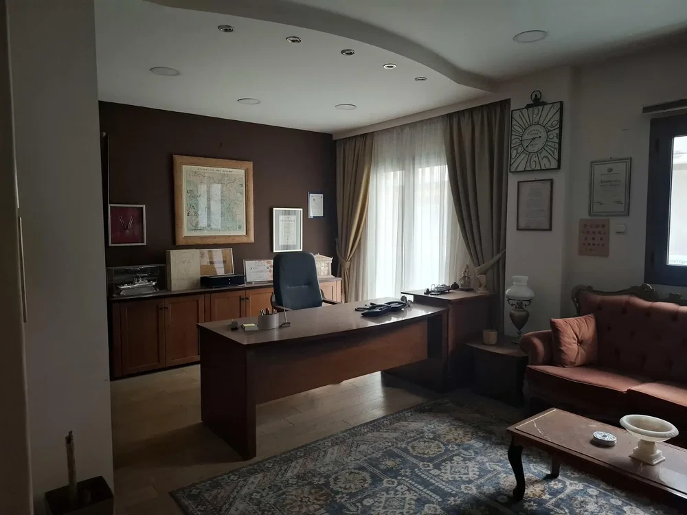 Obývací pokoj; dřevěná podlaha, přirozené světlo, rustikální styl
