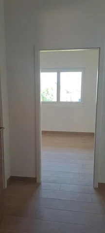 Inne; podłoga z płytek, światło dzienne