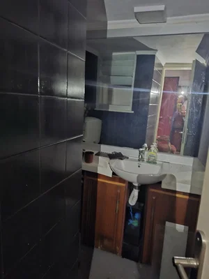 Toaleta; dlažba, tmavý interiér