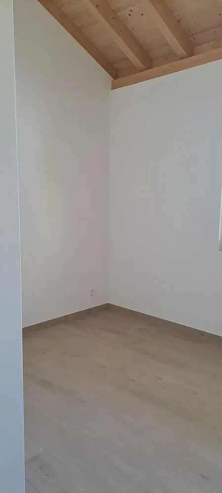 Schlafzimmer; holzbalken, holzboden, tageslicht