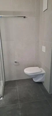 Toilette; fliesenboden, renoviert, tageslicht