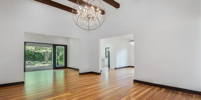 Salon; podłoga drewniana, światło dzienne, belki drewniane