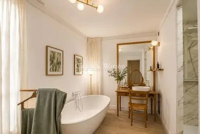 Bathroom; natural light, renovated
