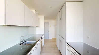 Cocina; electrodomésticos, suelo de baldosas, luz natural