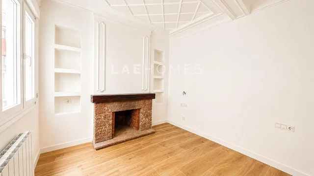 Woonkamer; houten vloer, natuurlijk licht, open haard