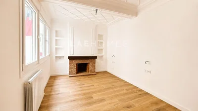 Woonkamer; open haard, houten vloer, natuurlijk licht