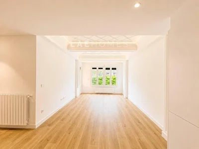 Woonkamer; houten vloer, natuurlijk licht