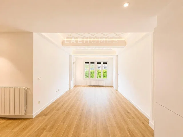 Woonkamer; houten vloer, natuurlijk licht