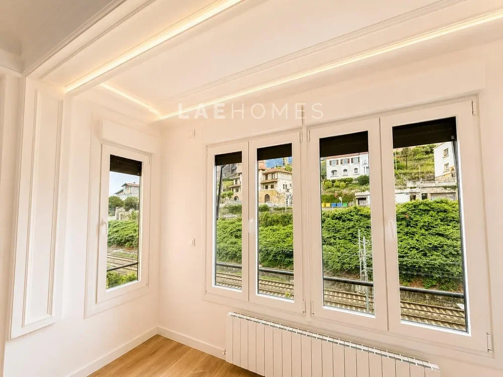 Woonkamer; uitzicht, natuurlijk licht, houten vloer