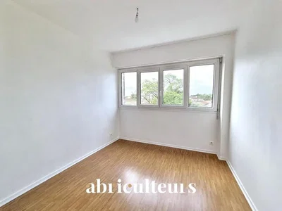 Camera da letto; pavimento in legno, luce naturale, necessita ristrutturazione