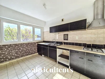 Cucina; elettrodomestici, pavimento in piastrelle, luce naturale, vista