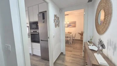 Кухиња; кухињски апарати, дрвени под, природно светло