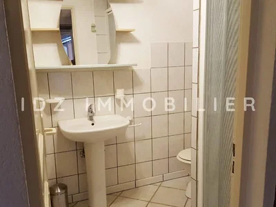 Toilette; pavimento in piastrelle, necessita ristrutturazione