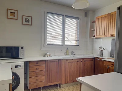 Cuisine; électroménager, carrelage, lumière naturelle