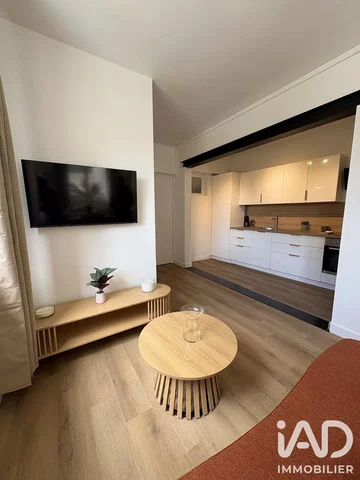 Salon; podłoga drewniana, światło dzienne, styl nowoczesny, sprzęt kuchenny