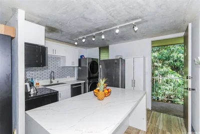 Cuisine; électroménager, parquet, lumière naturelle, style moderne