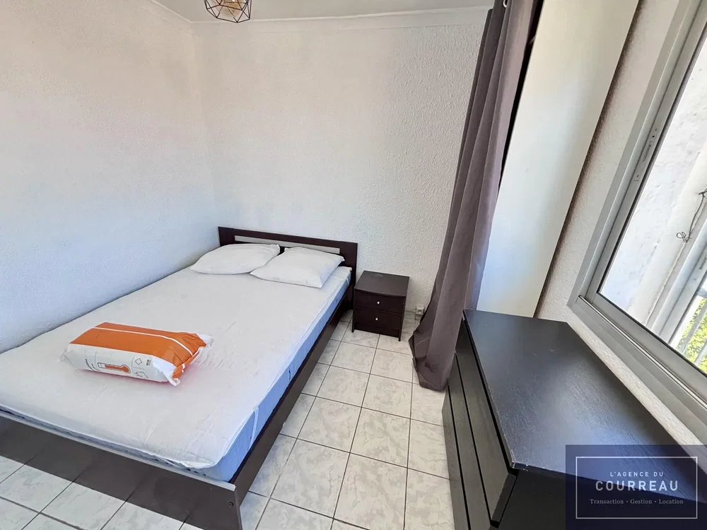 Camera da letto; pavimento in piastrelle, luce naturale