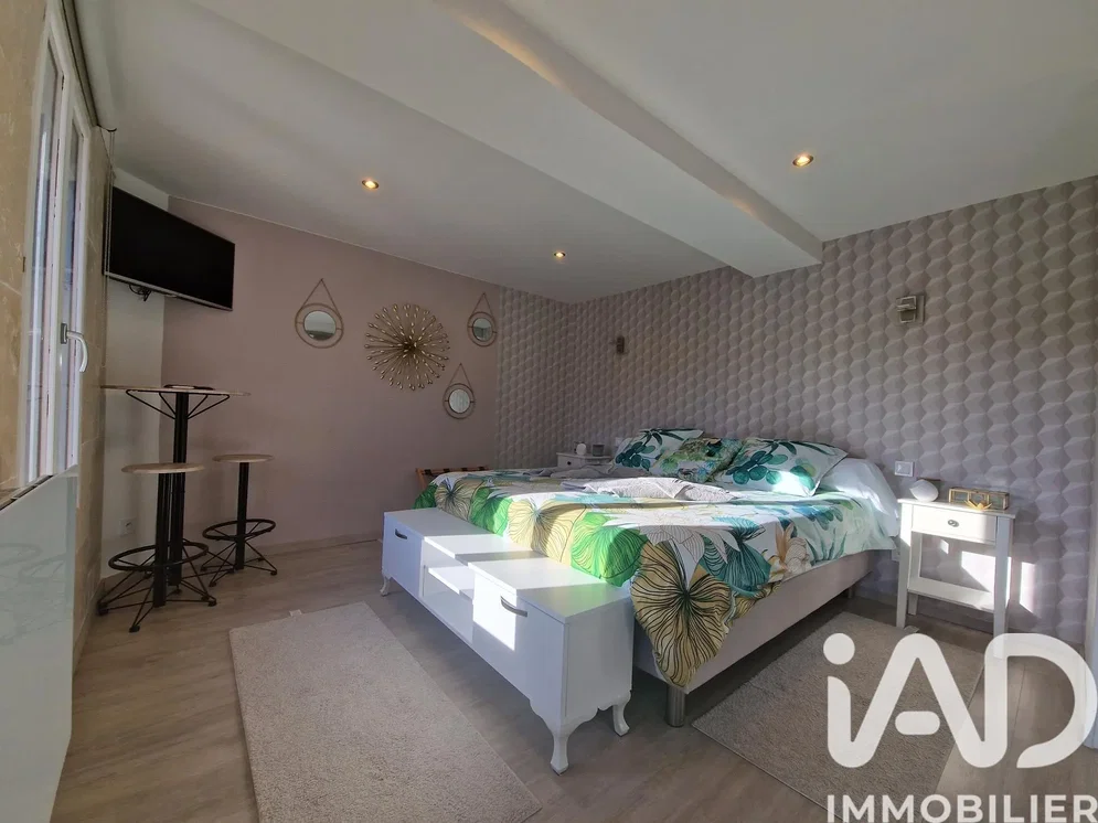 Camera da letto; luce naturale, pavimento in piastrelle, stile moderno