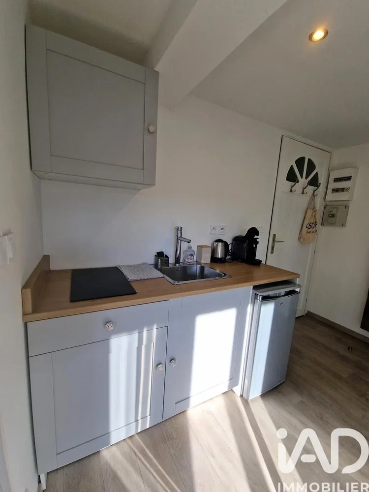 Cucina; elettrodomestici, pavimento in legno, luce naturale