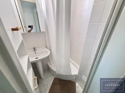 Toilette; pavimento in piastrelle, luce naturale