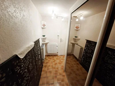 Bagno; pavimento in piastrelle, luce naturale