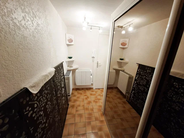 Bagno; pavimento in piastrelle, luce naturale