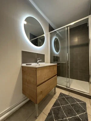 Купатило; плочице, реновиран, природно светло