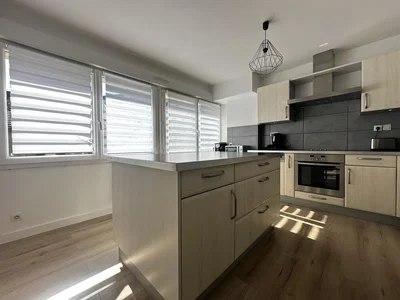 Кухиња; природно светло, кухињски апарати, дрвени под