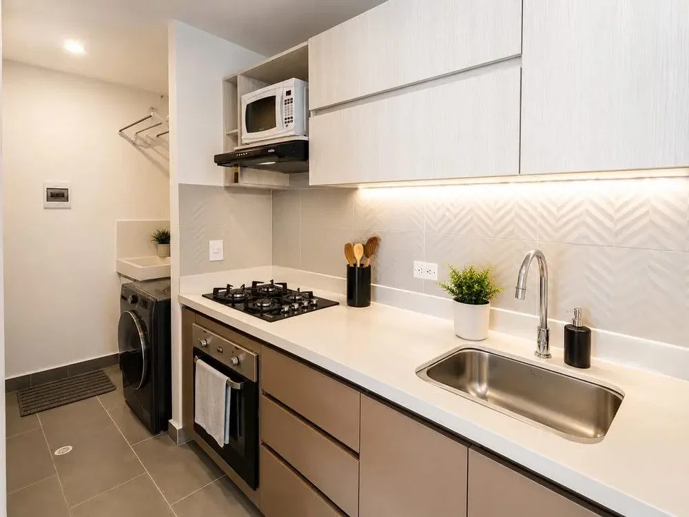 Cuisine; électroménager, carrelage, lumière naturelle, rénové