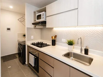 Cuisine; électroménager, carrelage, lumière naturelle, rénové