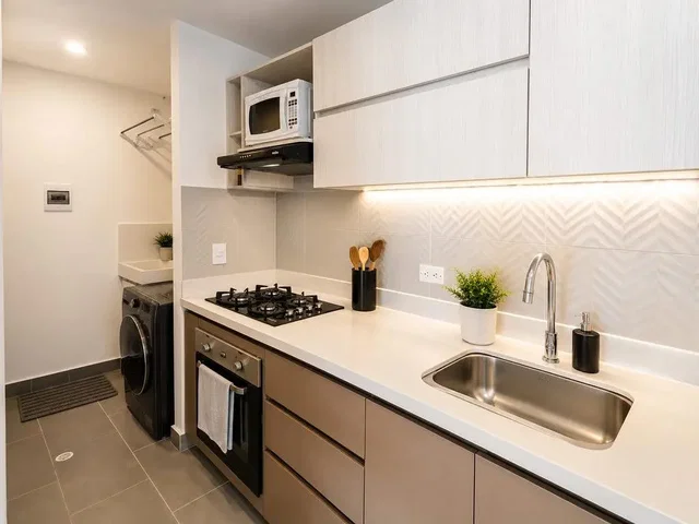 Cuisine; électroménager, carrelage, lumière naturelle, rénové