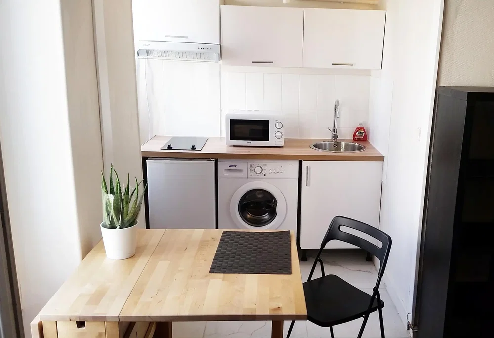 Cucina; elettrodomestici, pavimento in piastrelle, luce naturale
