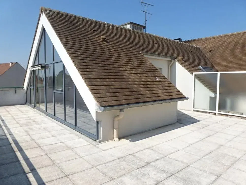 Terrazza; pavimento in piastrelle, luce naturale