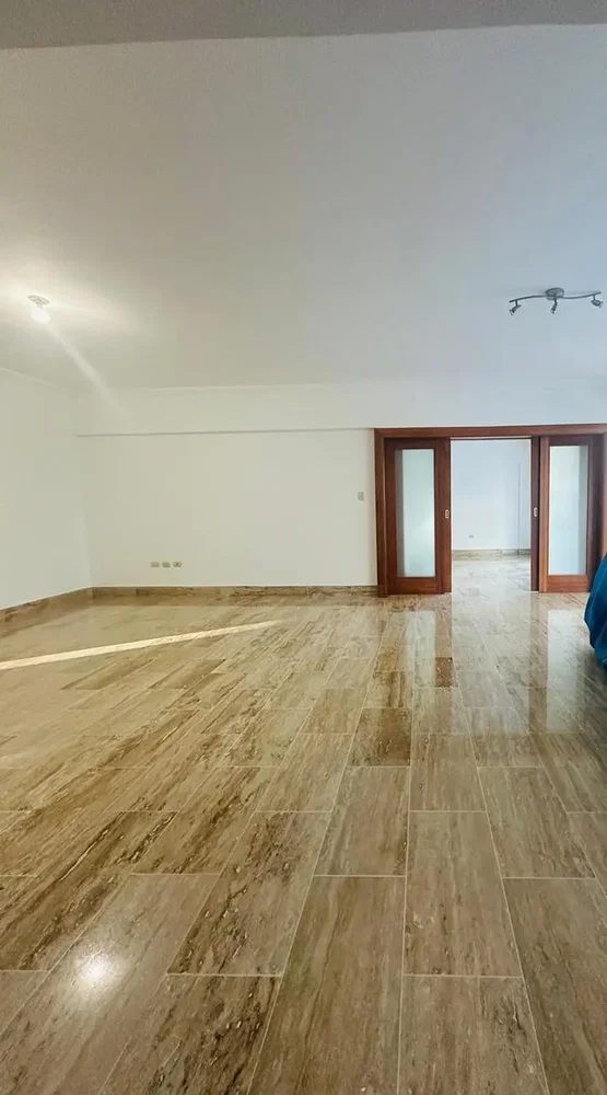 Obývací pokoj; dlažba, přirozené světlo