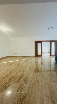 Obývací pokoj; dlažba, přirozené světlo