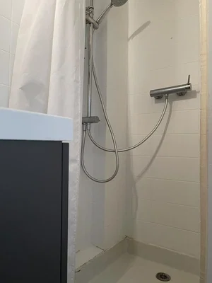 Toilette; pavimento in piastrelle, luce naturale