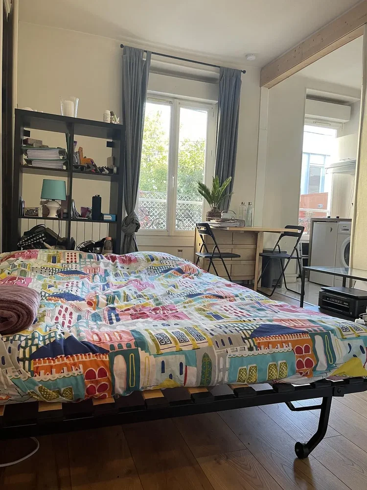 Camera da letto; pavimento in legno, luce naturale