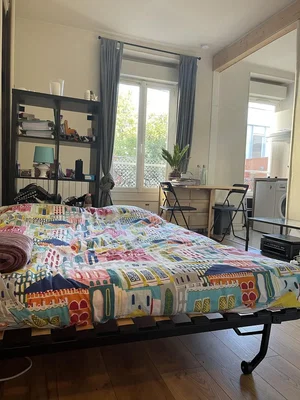 Camera da letto; pavimento in legno, luce naturale