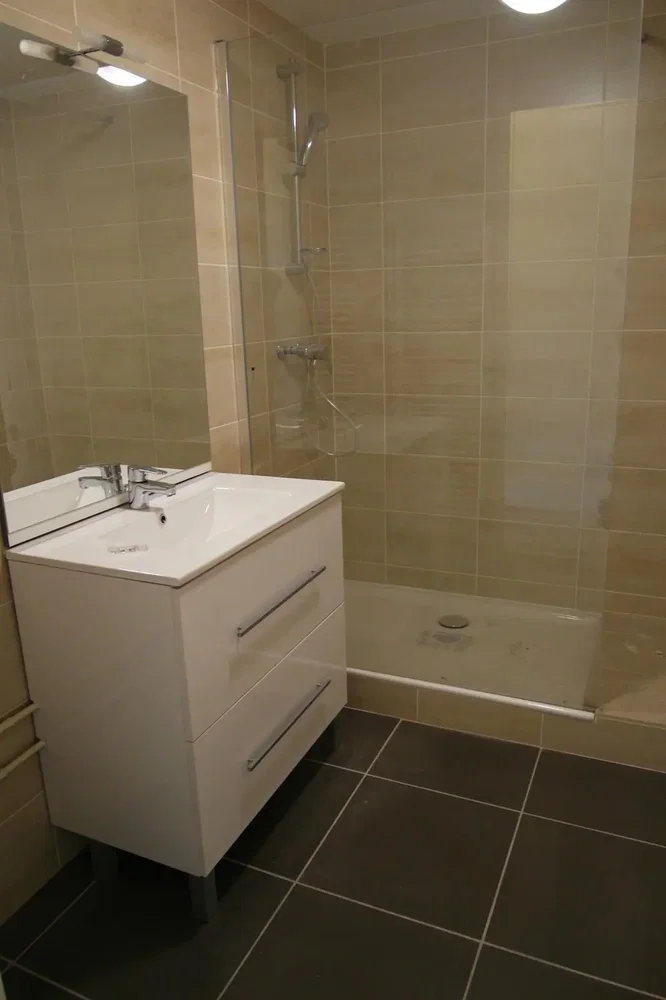 Bagno; pavimento in piastrelle, luce naturale