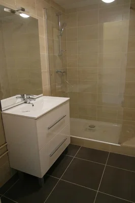 Bagno; pavimento in piastrelle, luce naturale