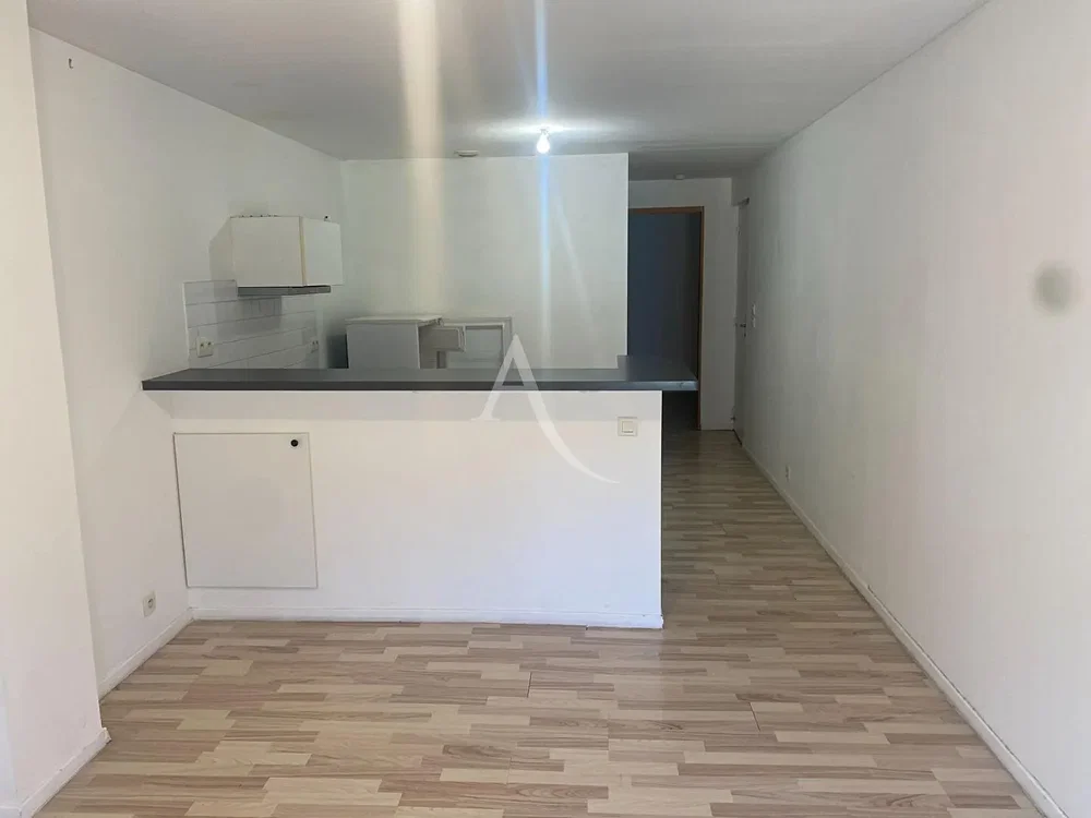 Cucina; pavimento in piastrelle, luce naturale, necessita ristrutturazione