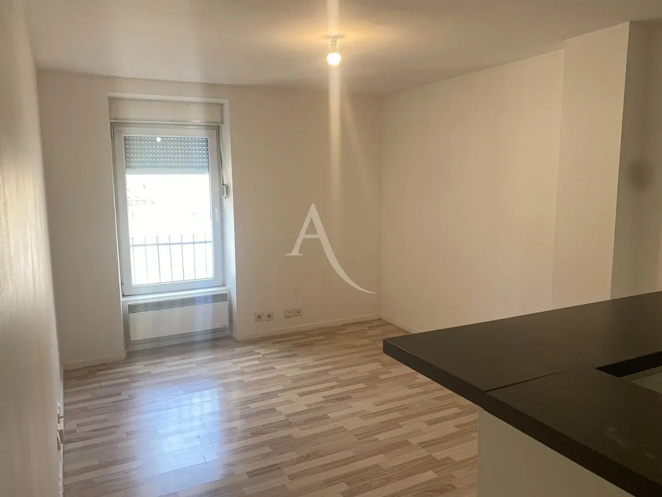 Cucina; pavimento in legno, luce naturale
