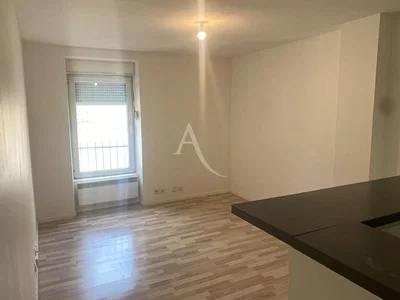 Cucina; pavimento in legno, luce naturale