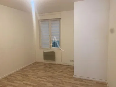 Camera da letto; pavimento in legno, luce naturale