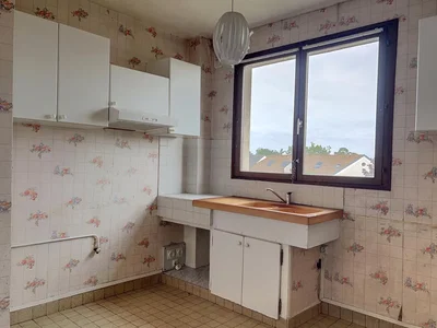 Kuhinja; potrebna renovacija, pločice