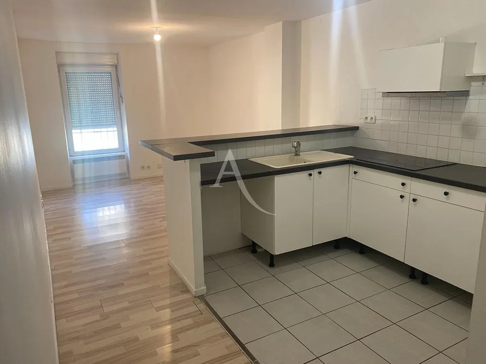 Cucina; pavimento in piastrelle, luce naturale