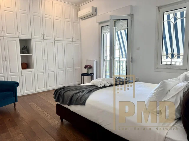 Dormitorio; suelo de madera, luz natural